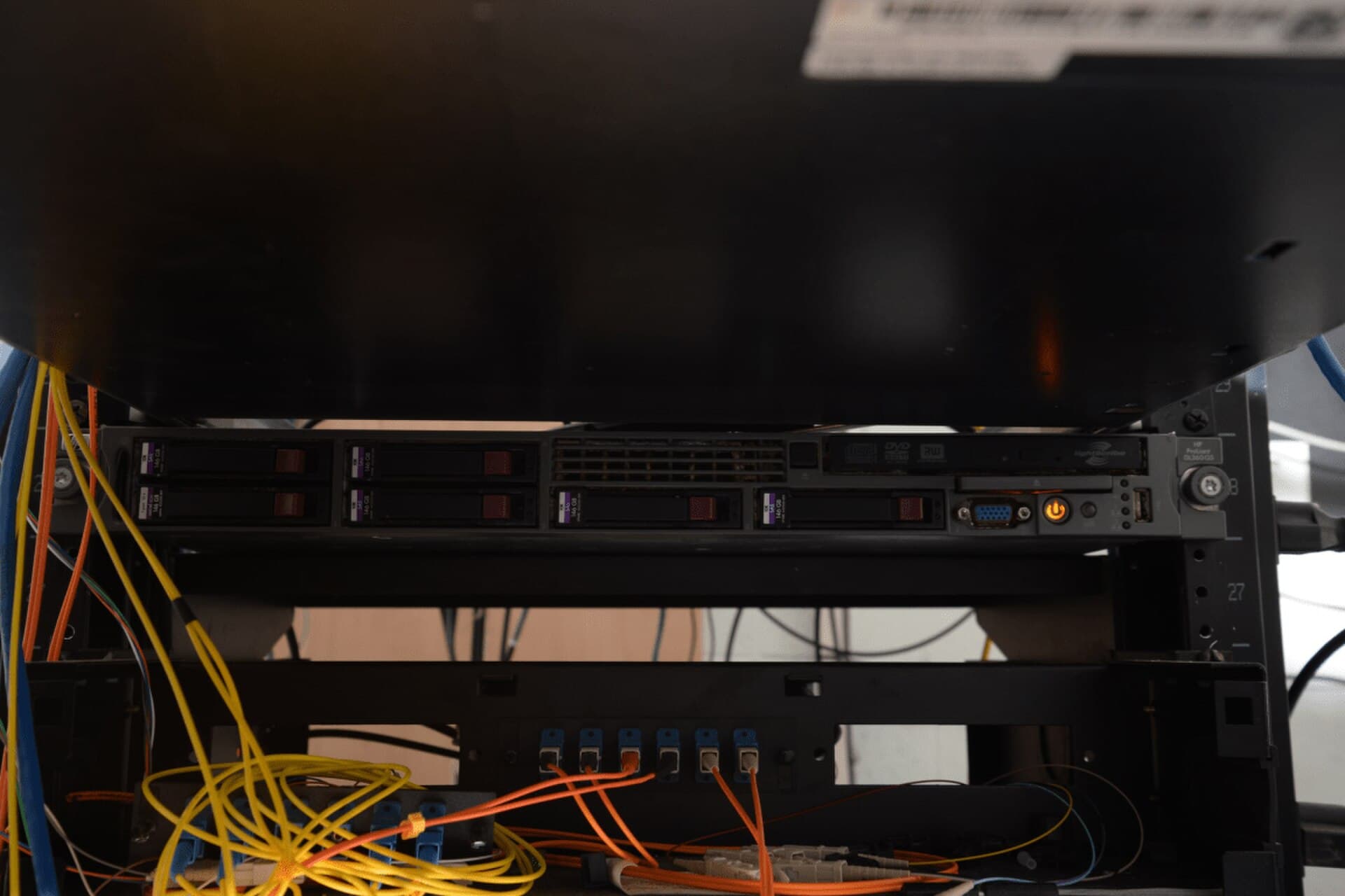 Server rack und IT-Equipment beim Firmenumzug